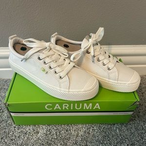 Cariuma NIB white canvas OCA sneakers